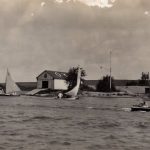 L’Oshawa Yacht Club en arrière-plan