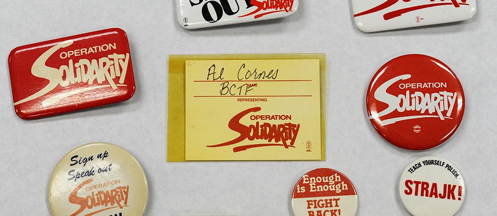 Une collection de macarons d’Operation Solidarity et une épinglette du syndicat polonais Solidarnosc. 