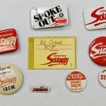 Des macarons Operation Solidarity rouges et blancs