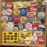 Boutons et épingles de 1983