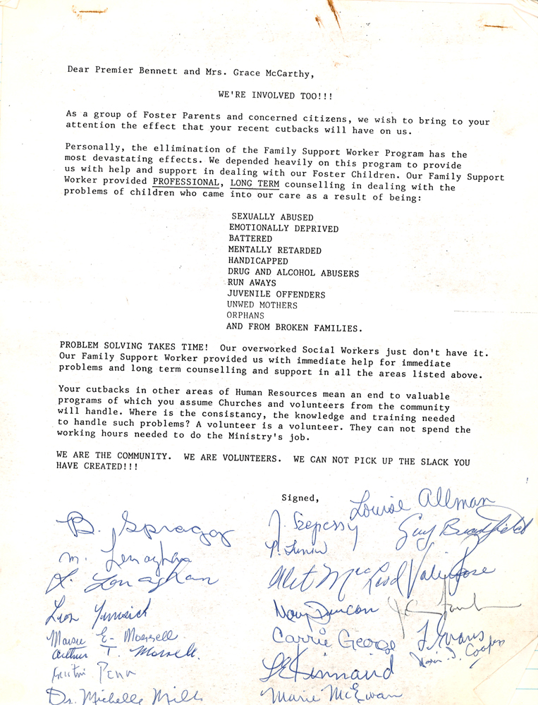 Une lettre dactylographiée intitulée « Chers premier ministre Bennett et Madame Grace McCarthy, Nous sommes aussi impliqués! », est signée par 20 personnes. 