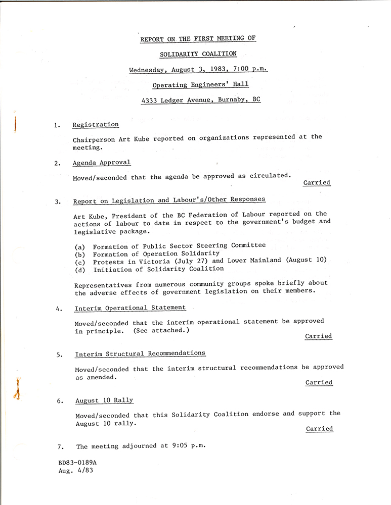 Une feuille dactylographiée est affichée, intitulée « Rapport de la première réunion de la Solidarity Coalition », le mercredi 3 août 1983, Operating Engineers’ Hall, 4333 Ledger Avenue, Burnaby, BC. 