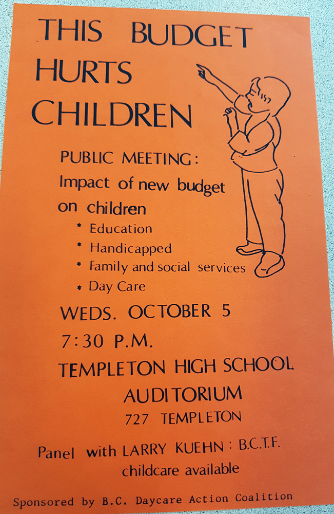 Une affiche imprimée s’intitule « Ce budget nuit aux enfants », « Réunion publique : impact du nouveau budget sur les enfants », « Le mercredi 5 octobre » « Parrainé par la B.C. Daycare Action Coalition. »