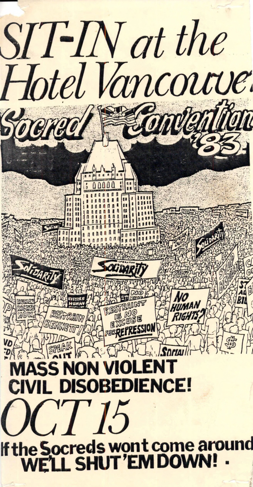 Sur une affiche dessinée à la main, on peut lire : « Manifestation assise à l’Hôtel Vancouver pour le congrès créditiste de 1983 » et « Désobéissance civile non violente de masse, 15 octobre, Si les créditistes ne veulent rien entendre, nous devrons les arrêter! » Illustrations des drapeaux de Solidarity et des pancartes de protestation. 