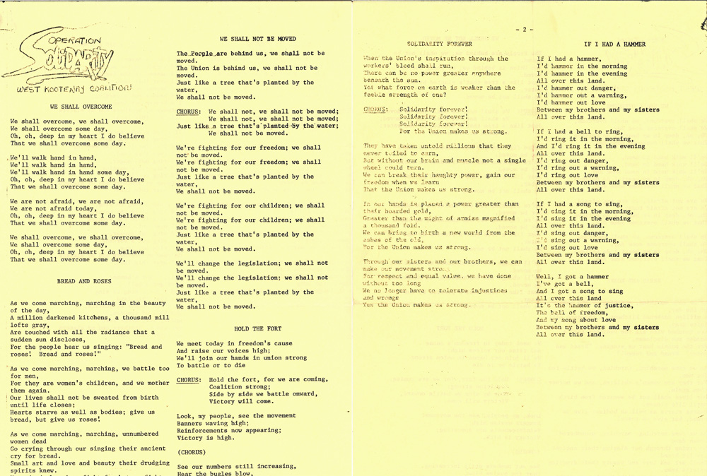 Une partition tapée à la machine à écrire porte le logo de la coalition de Kootenay-Ouest d’Operation Solidarity et les paroles des chansons « Nous l’emporterons », « Pain et roses », « Nous n’irons nulle part », « Tenez le fort », « Solidarité éternelle » et « Si j’avais un marteau »