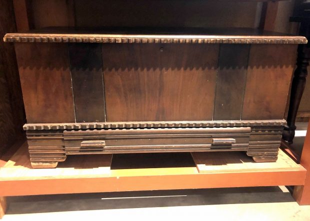 Un grand coffre de cèdre, exposé dans un musée.