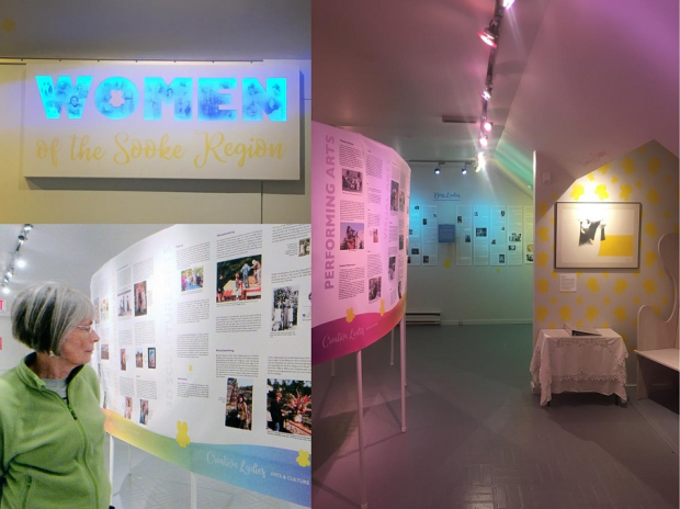 Un collage de trois images : en haut à gauche, une image de l’enseigne lumineuse située à l’entrée d’une partie de la galerie. On y lit, en lettres lumineuses bleues, le mot « WOMEN » (femmes) et, sur la ligne inférieure de l’enseigne, en lettres de vinyle jaune : « of the Sooke Region » (de la région de Sooke). Sur l’image située en bas à gauche du collage, une femme regarde un élément de l’exposition constitué de paragraphes de texte et de photos. Sur la moitié droite du collage, se trouve une photo où l’on voit une salle d’exposition avec, à gauche, un affichage de texte et de photos; au centre, le mur du fond aussi couvert d’éléments d’exposition et, du côté droit, une table et une peinture suspendue au-dessus de celle-ci. Des ampoules colorées éclairent, du plafond, les éléments de l’exposition.