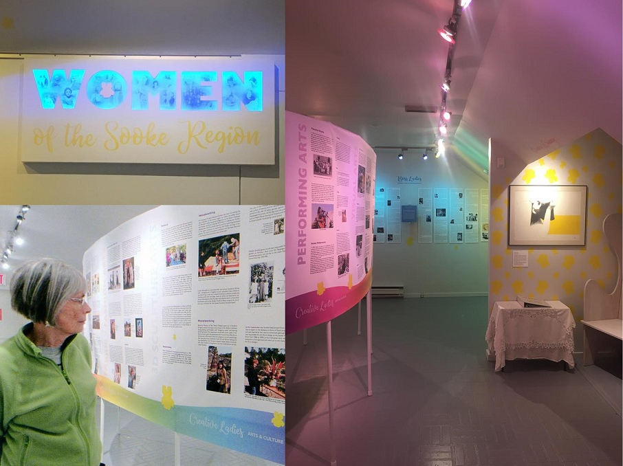 Un collage de trois images : en haut à gauche, une image de l’enseigne lumineuse située à l’entrée d’une partie de la galerie. On y lit, en lettres lumineuses bleues, le mot « WOMEN » (femmes) et, sur la ligne inférieure de l’enseigne, en lettres de vinyle jaune : « of the Sooke Region » (de la région de Sooke). Sur l’image située en bas à gauche du collage, une femme regarde un élément de l’exposition constitué de paragraphes de texte et de photos. Sur la moitié droite du collage, se trouve une photo où l’on voit une salle d’exposition avec, à gauche, un affichage de texte et de photos; au centre, le mur du fond aussi couvert d’éléments d’exposition et, du côté droit, une table et une peinture suspendue au-dessus de celle-ci. Des ampoules colorées éclairent, du plafond, les éléments de l’exposition.