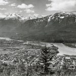 Vue sur le mont Begbie et la ville de Revelstoke vers 1945