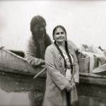 Shelly Boyd devant une murale Sinixt vers 2015