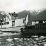 Le SS Beaton sur l’eau glacée tirant une barge, 1953