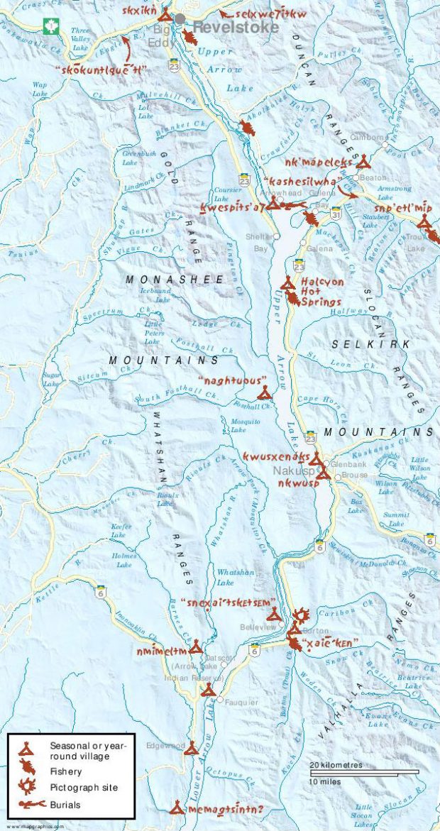 Carte bleu clair montrant la région à partir du sud de Revelstoke jusqu’aux lacs Lower Arrow. La légende identifie les symboles présents sur la carte, notamment les sites des villages Sinixt, les pêcheries, les sites pictographiques et les lieux de sépulture.