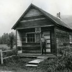 James Ozero, maître de poste, devant le bureau de poste de Mount Cartier vers 1965