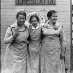Flossie, Elsie et Violet sur le bateau Cheslatta vers 1915