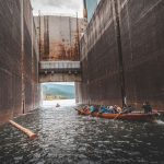 Sinixt en voyage en canot dans les écluses du barrage Hugh Keenleyside, 2022