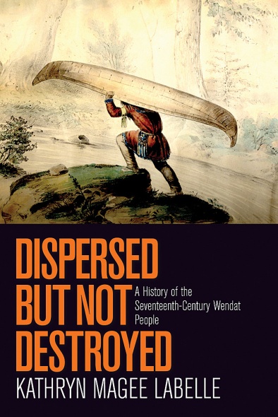 Couverture en couleurs d’un livre figurant un homme portant un canoë en haut d’une colline le long d’un cours d’eau. Intitulé Le pari de la dispersion, par Kathryn Magee Labelle.