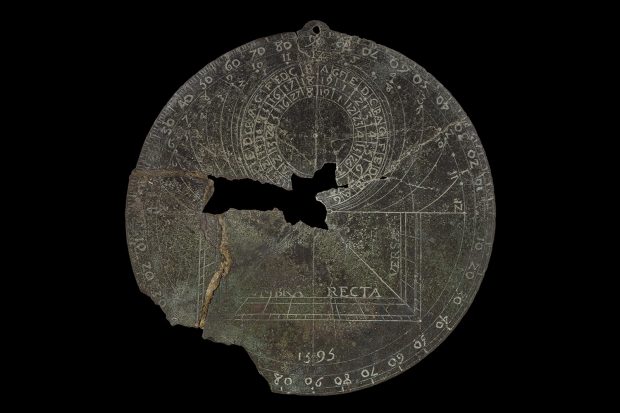 Photographie en couleurs d’un astrolabe européen, de forme circulaire. La partie centrale est manquante.