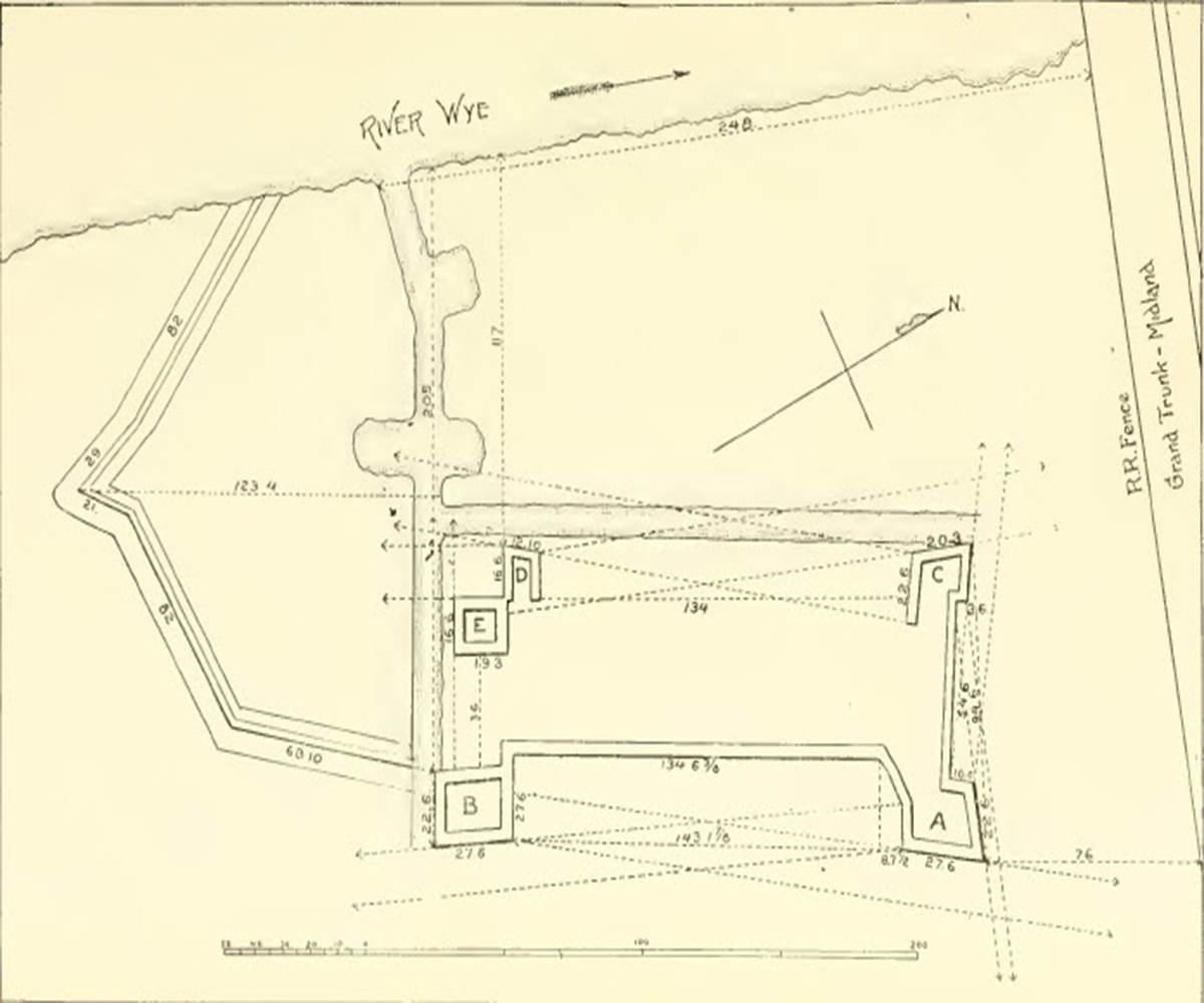 Carte ancienne montrant l’état des fortifications de Ste. Marie I au tournant du XXe siècle. Le fort, d’une forme rectangulaire et dotée d’une tour à chacun de ses quatre angles, est protégé d’un côté par la rivière et de l’autre par des tours fortifiées. 