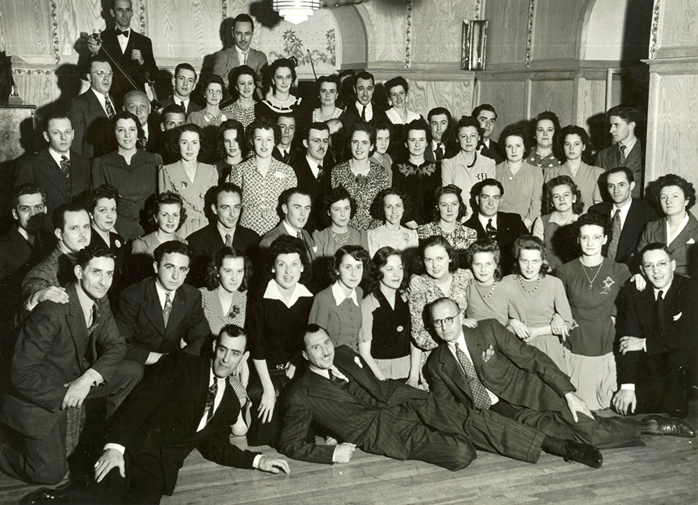 Un groupe d’employés de la Bruck Mills qui posent à l’occasion d’une fête à la Maison Bruck en 1944.