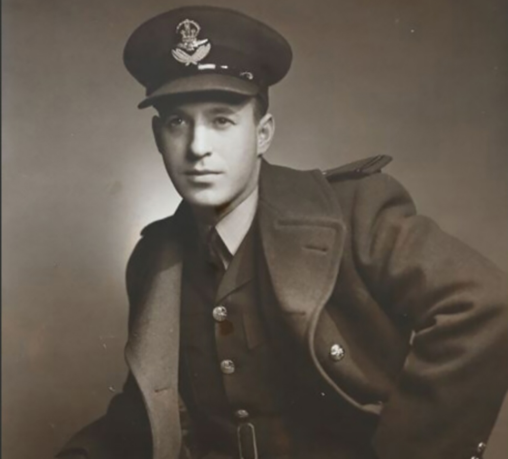 Portrait noir et blanc d'un jeune homme (Gerald bruck) en uniforme de l'aviation canadienne.