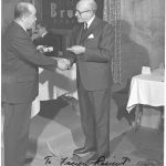 Gerald Bruck félicite un employé