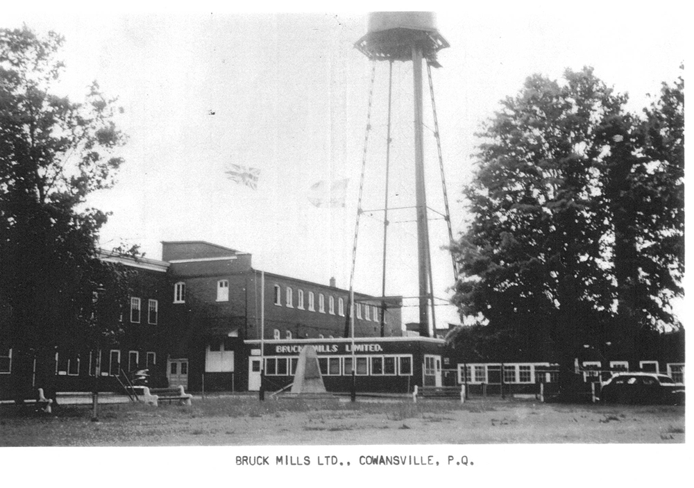 Façade de l’usine Bruck Mills Limited et du château d’eau vers 1947.