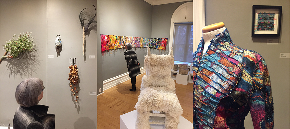 Montage de trois images d’une salle d'exposition  au Musée Bruck. Sur deux images, une dame examine les œuvres et sur la troisième image, on voit une robe montée sur un mannequin en bois devant un cadre au mur.