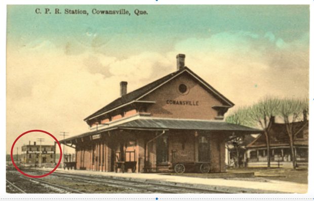 Gare de Cowansville avec les bureaux de la Bruck Silk Mills à l’arrière-plan.