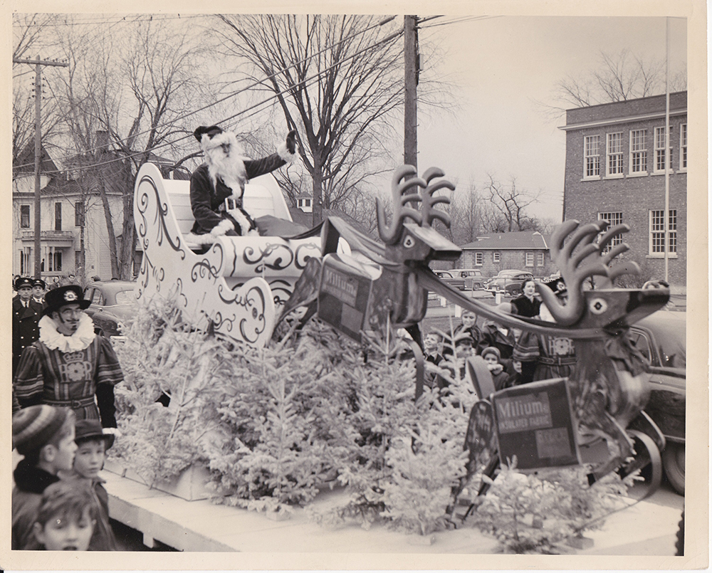 Char allégorique du Père-Noël pendant le défilé de Cowansville.