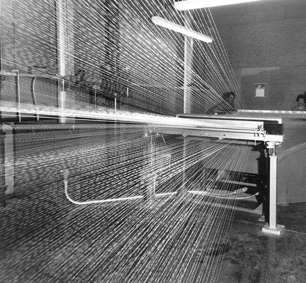 Des milliers de fils sortent d'une machine comme des rayons lasers.