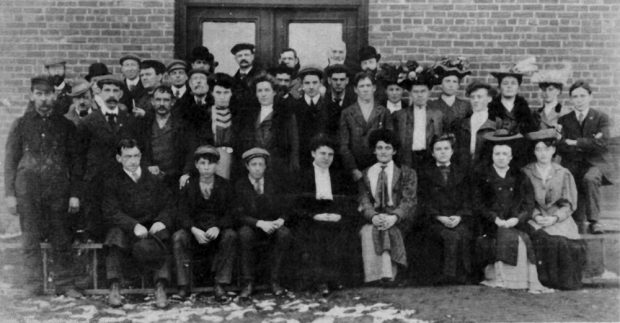 Photo noir et blanc montrant 38 employés de la Bruck Silk Mills portant des vêtements typiques des  années 1920