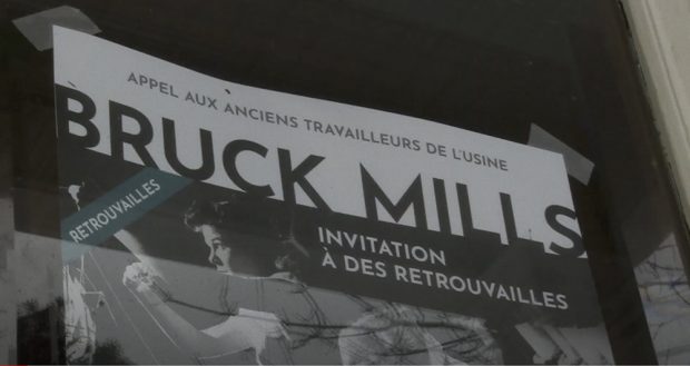 Affiche noir et blanc collée sur une fenêtre