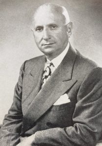 Portrait formel en noir et blanc de Isaac Bruck, en complet et cravate
