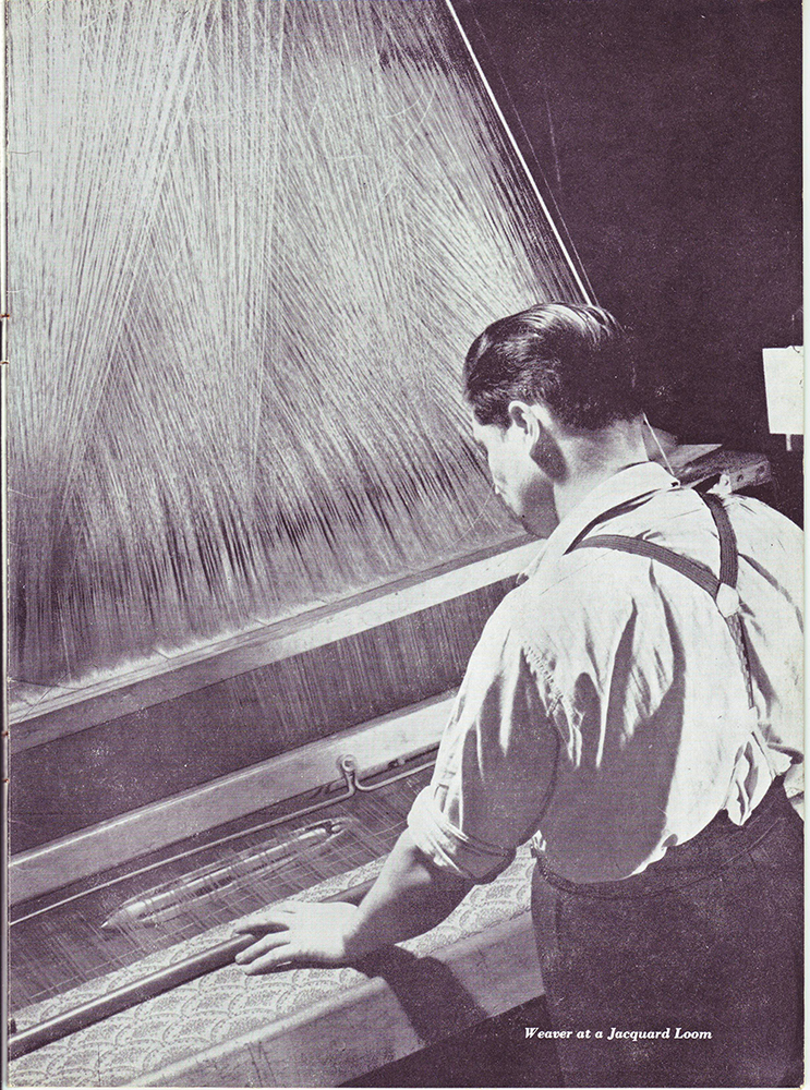 Photo noir et blanc d'un homme vu de dos devant un métier à tisser
