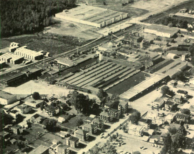 Vue aérienne des bâtiments de l'usine Bruck