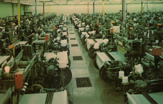 Photo couleur de rangées de machines à tisser