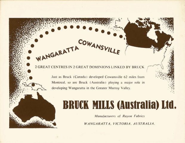 Annonce noir et blanc de Bruck Mills Australia Ltd. avec titre Wangaratta-Cowansville et texte en anglais faisant la promotion des 2 villes reliées par des points sur une carte montrant l’Australie et le Québec.