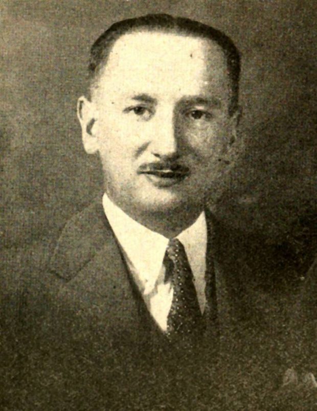 Portrait en noir et blanc d'un jeune homme (Leopold S. Lee) en complet et cravate et portant une moustache.