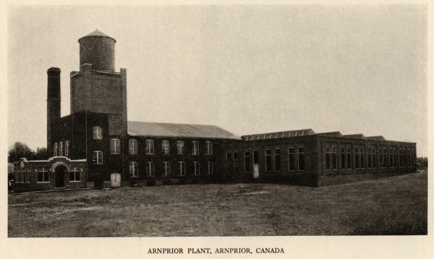 Photographie sépia d'une usine.