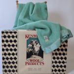Couverture « Famous » verte et sa boîte
