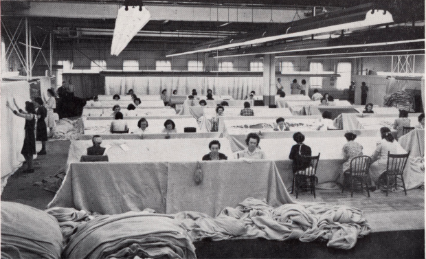 Photographie en noir et blanc de femmes travaillant dans une usine.