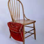 Chaise avec pochette à outils attachée et nom brodé de la couturière