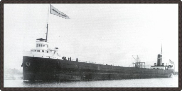 Photo en noir et blanc d’un long bateau