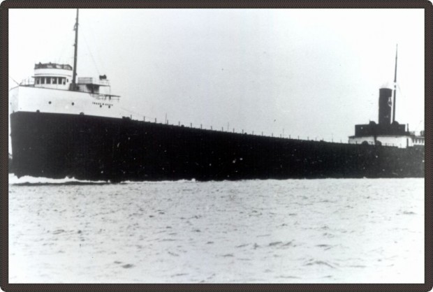 Photo en noir et blanc d’un long bateau