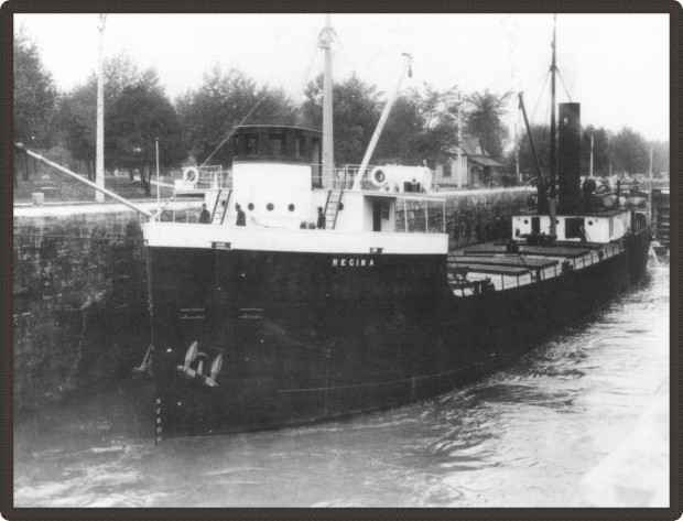 Photo en noir et blanc d’un navire accosté dans un port