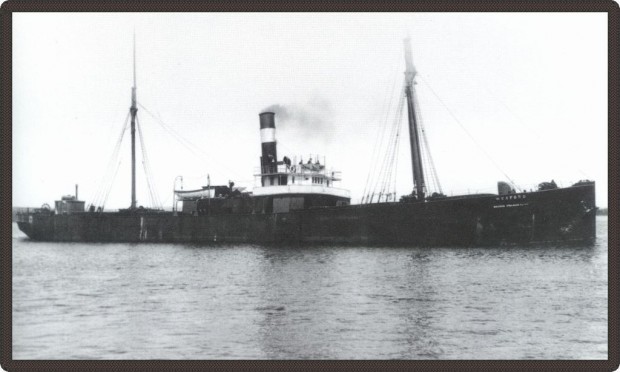 Photo en noir et blanc d’un long bateau à vapeur