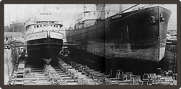 Photo en noir et blanc de deux bateaux hors de l’eau. On peut lire « Wexford » sur le côté du plus grand des deux.