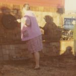Barbara Leighton marque au fer des bardeaux de cèdre pour les membres fondateurs du Leighton Art Centre, 1971