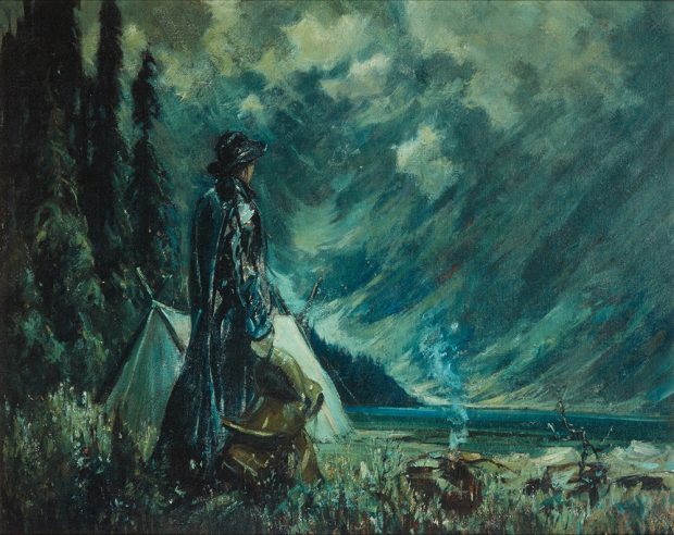 Peinture d’une femme près d’une tente, d’un feu de camp et d’arbres, portant un imperméable, tenant une selle.