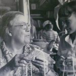 Barbara enseigne à une jeune fille comment tisser, vers les années 70.